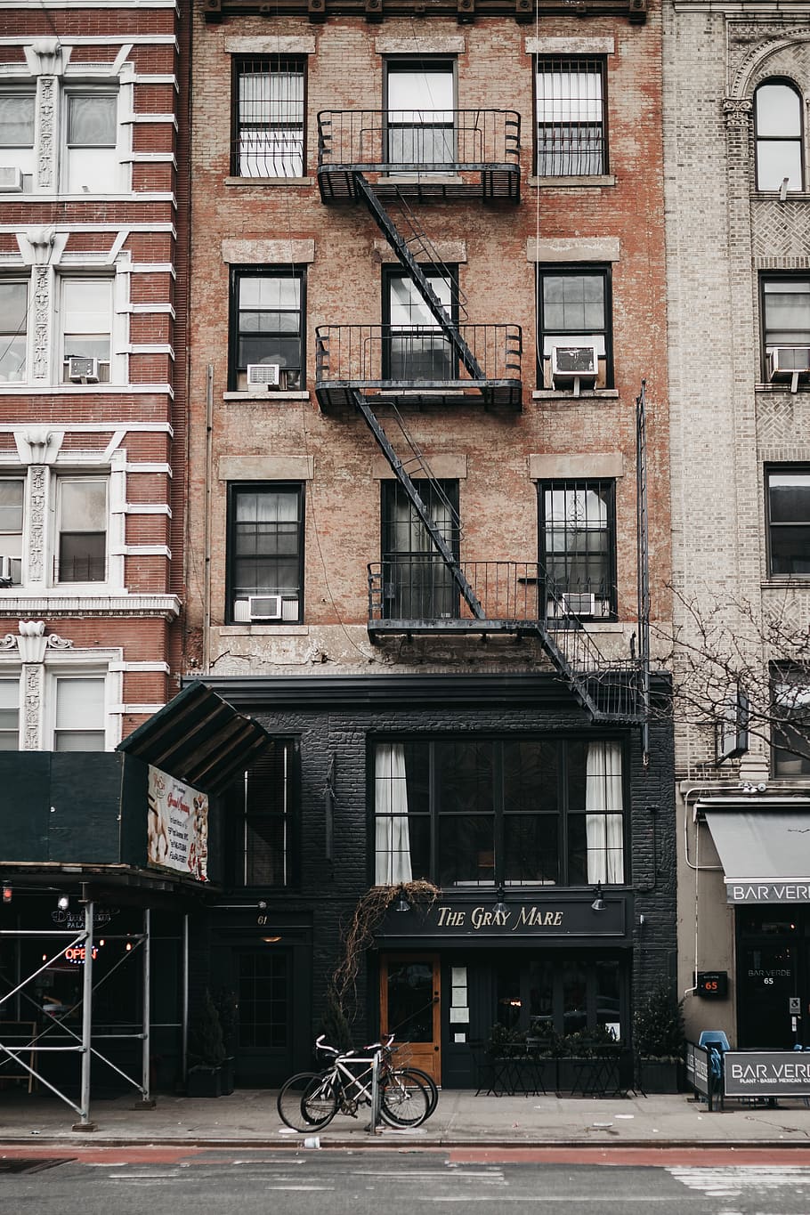 gray bicycle beside building, architecture, building exterior HD wallpaper
