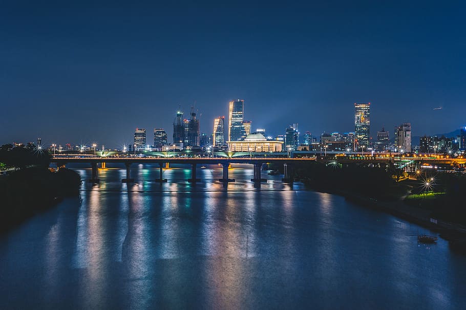 body of water near bridge and building at nighttime, reflection HD wallpaper