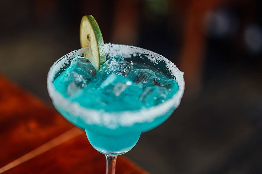 Blue summer cocktail, drink, refreshing, close-up, focus on foreground, HD wallpaper