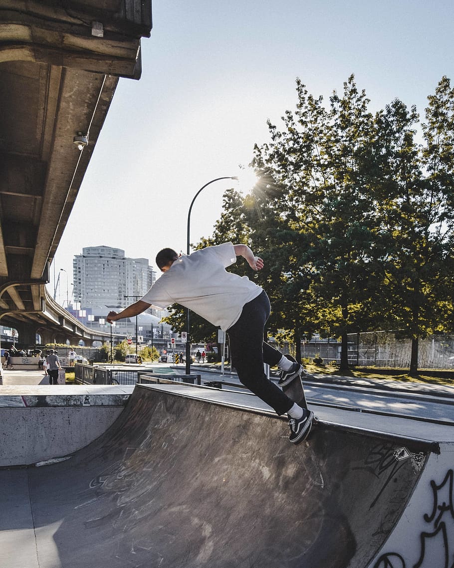 man skating on ramp, human, person, handrail, banister, machine HD wallpaper
