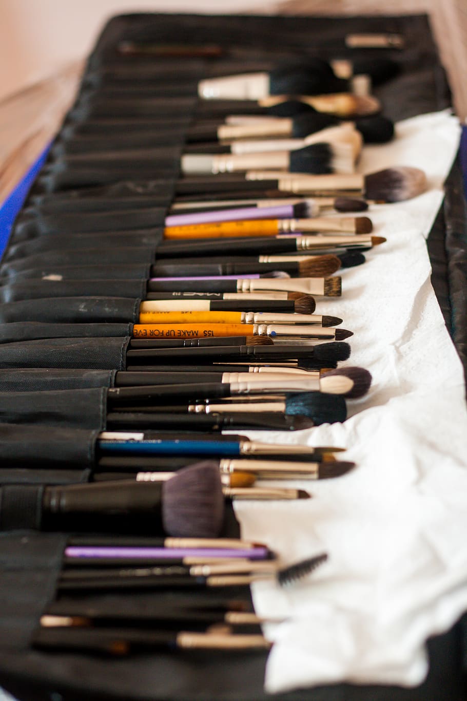 Makeup brushes, make-up, indoors, large group of objects, in a row HD wallpaper