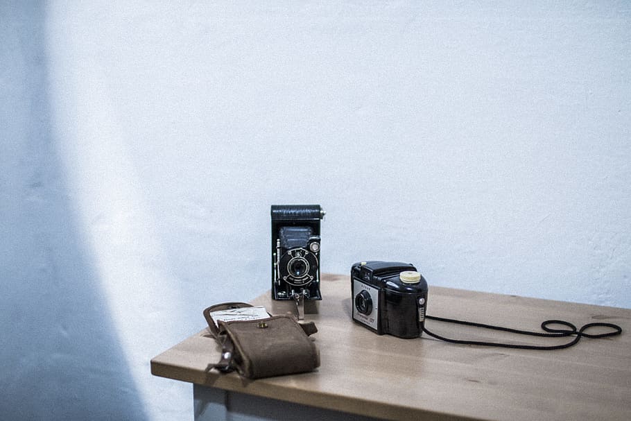 Black and Gray Folding Camera on Table, analog, analog camera HD wallpaper