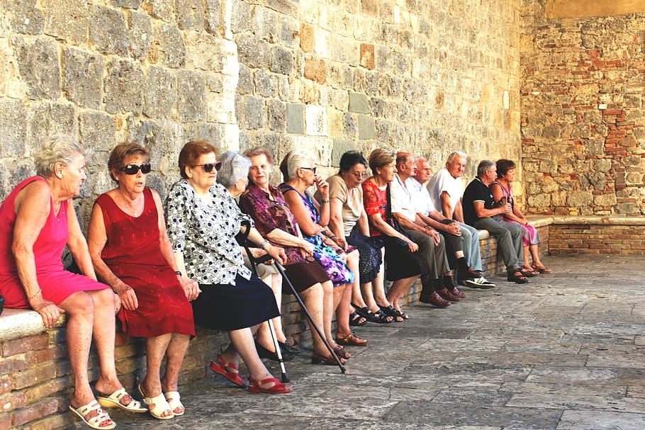 Grandma group. Старая компания. Security Cameras in Italy grandmothers.