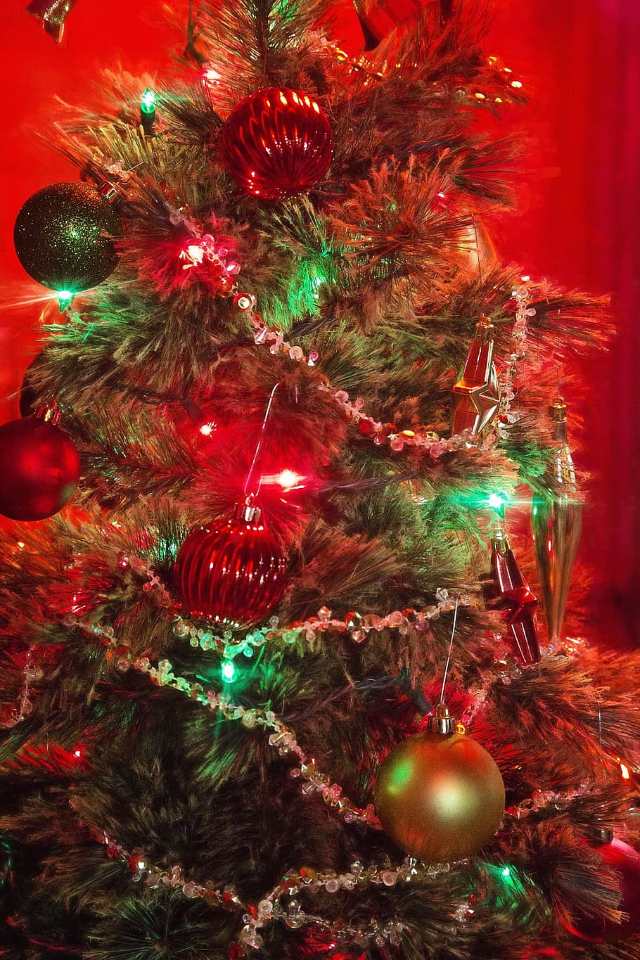 tree, christmas, red, green, balls, baubles, plant, celebrate HD wallpaper