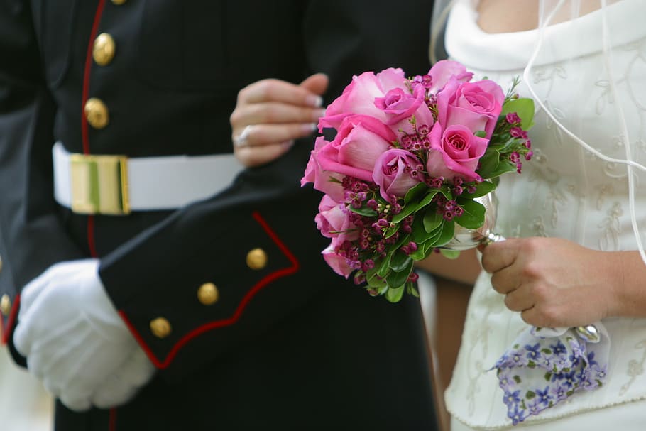 Woman Holding Pink Rose Wedding Bouquet Wearing White Wedding Dress, HD wallpaper