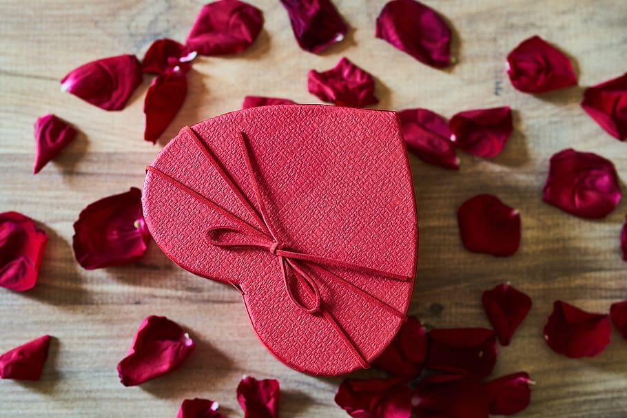 heart, box, red, leaves, rose, gift, valentine's day, party HD wallpaper