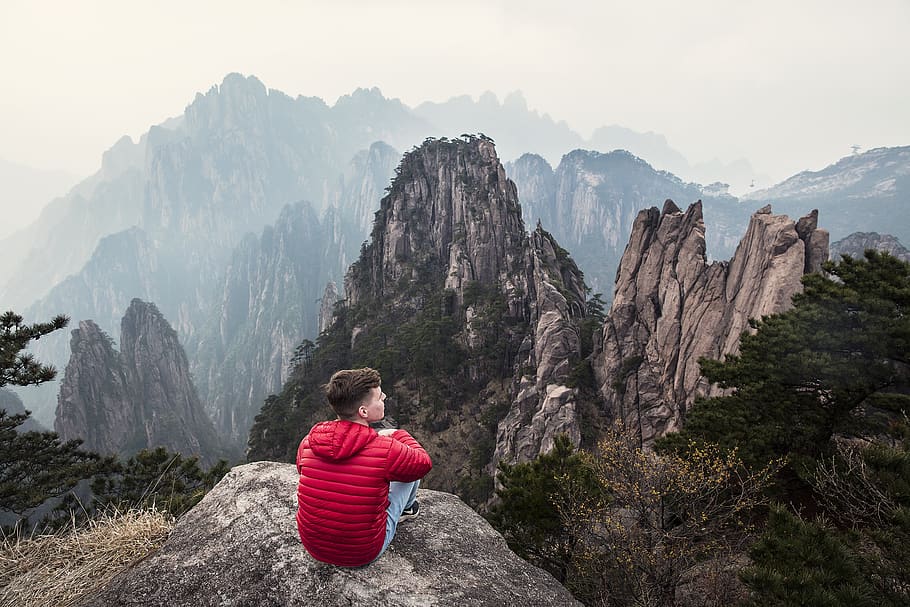 man sitting by cliff facing mountain, one person, beauty in nature HD wallpaper