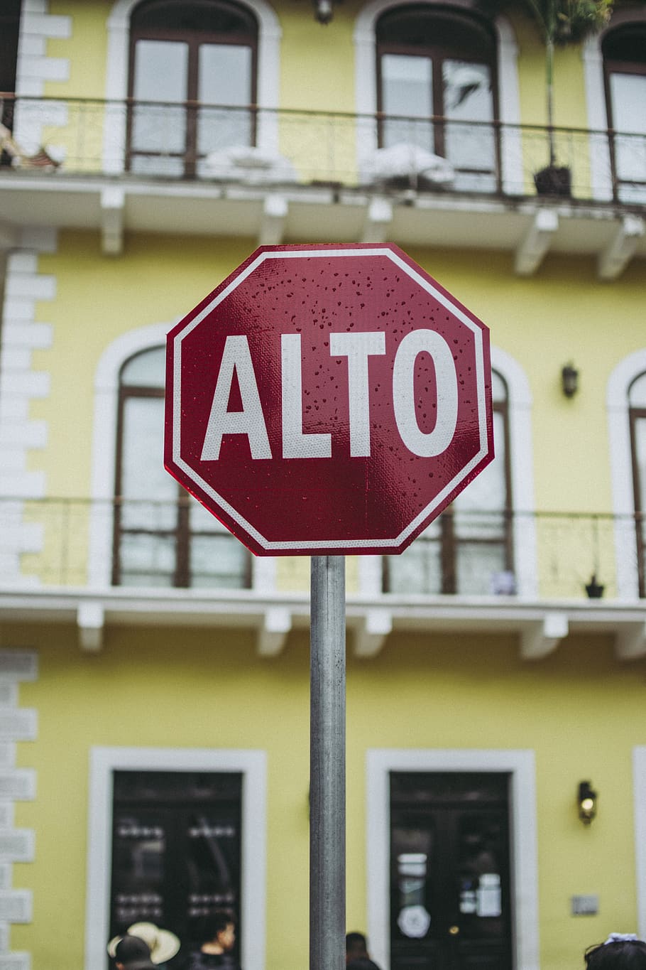 Alto Road Signage, architecture, building, city, daylight, guidance HD wallpaper