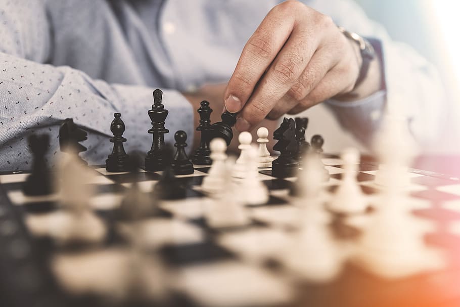 Young businessman playing chess in the office, game, board game HD wallpaper