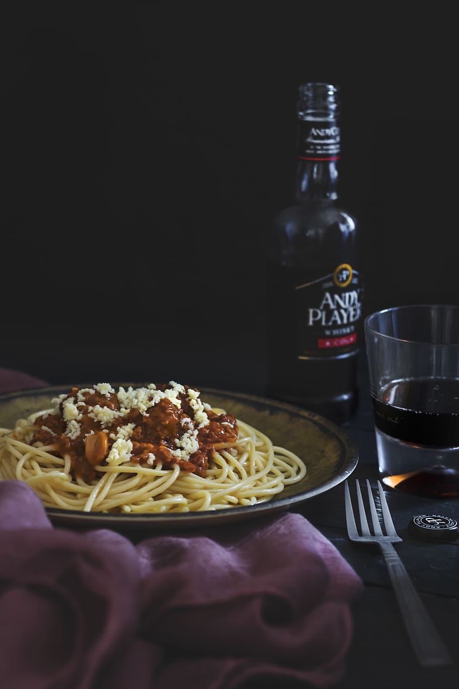 spaghetti beside fork and Andy bottle, food, pasta, lasagna, plate, HD wallpaper