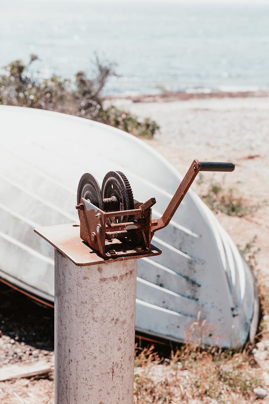 hand crank grinder, metal, rusty, water, day, sea, beach, focus on foreground HD wallpaper