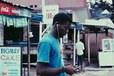Man Holding Smartphone, 20-25 years old man, african, blue, business HD wallpaper