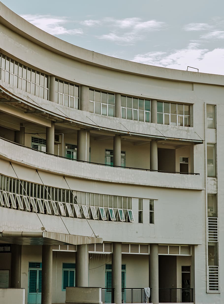 White Concrete Building, architectural design, architecture, columns HD wallpaper