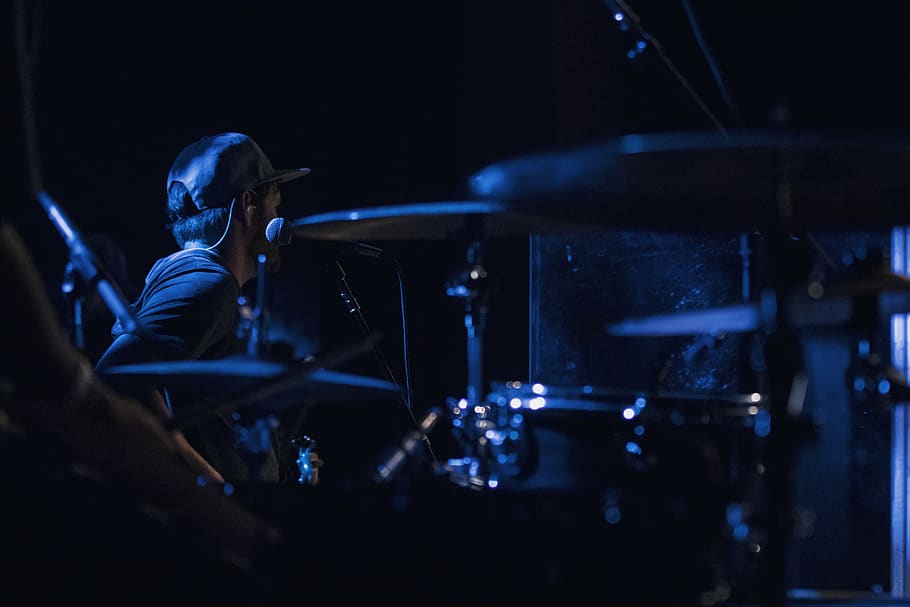 man playing drum, arts culture and entertainment, music, performance HD wallpaper