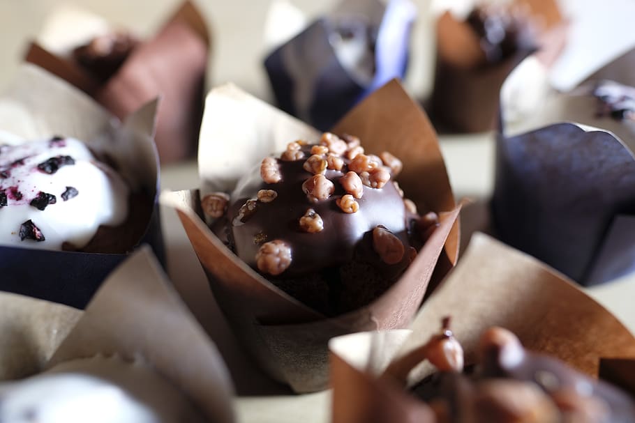 cupcake, muffins, dessert, baked, candy, food, frosting, chocolate HD wallpaper