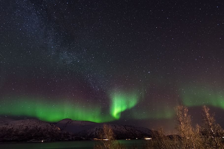 field at night, nature, outdoors, aurora, northern lights, mountain HD wallpaper