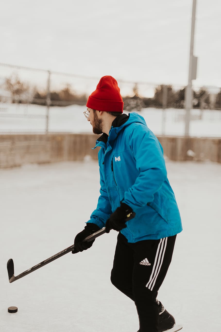 man plating ice hocckey, one person, winter, cold temperature HD wallpaper