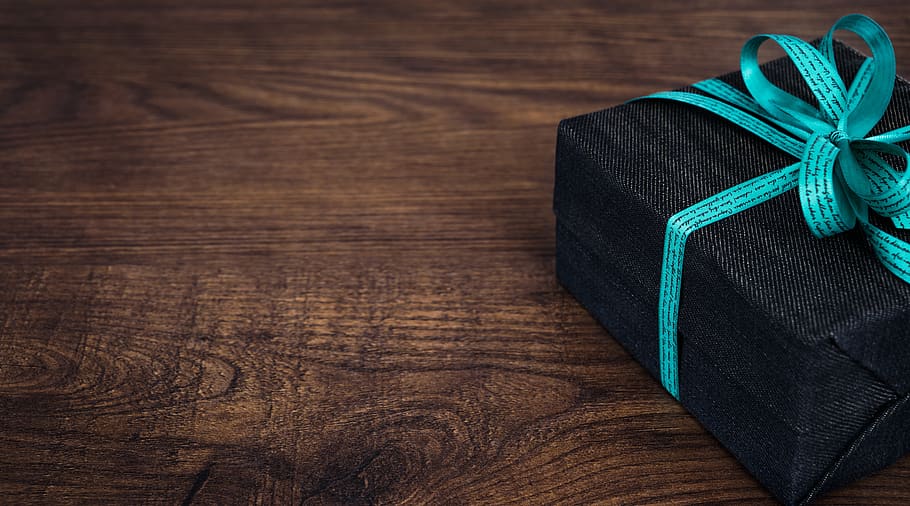 Black Box With Green Bow Accent, birthday, packaging, ribbon, HD wallpaper
