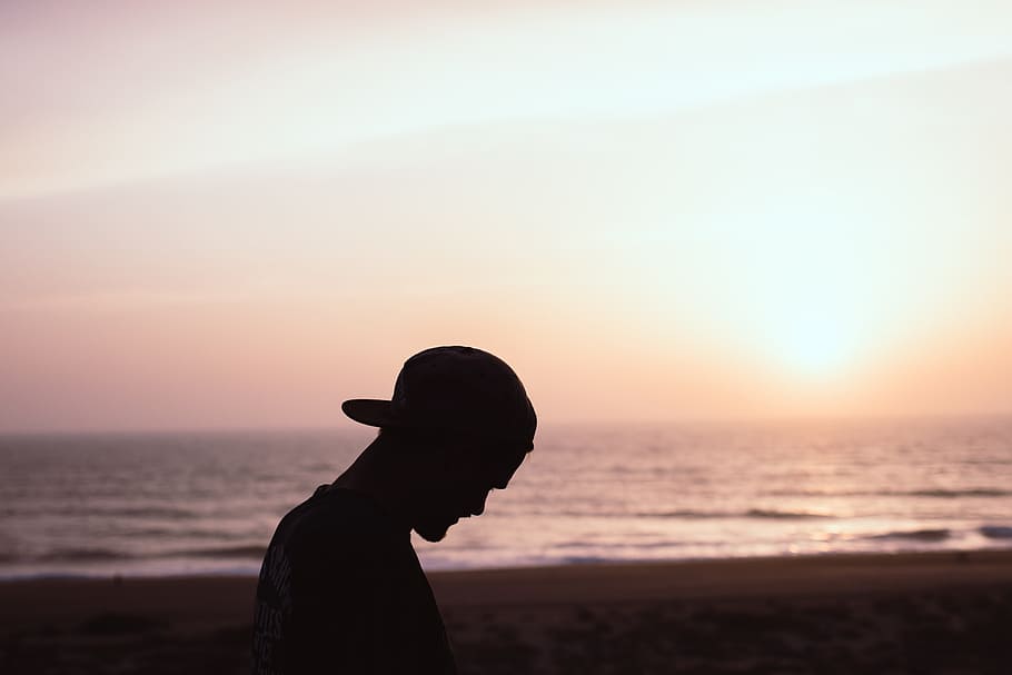 Silhouette of Man Wearing Cap at the Beach, backlit, dawn, dusk HD wallpaper
