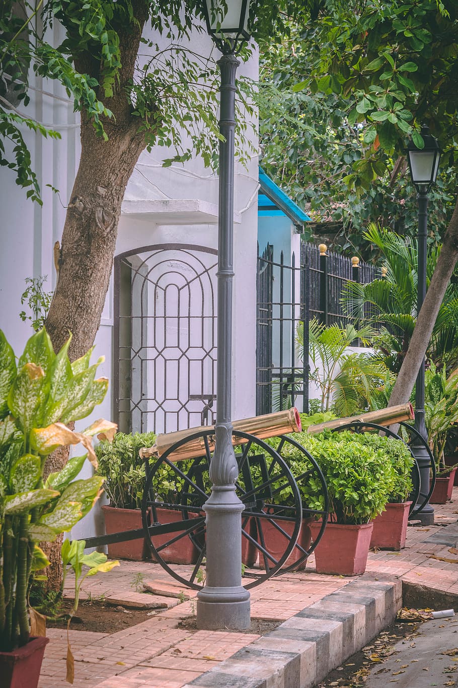 Le Café - the famous cafe at Pondicherry beach road Stock Photo - Alamy