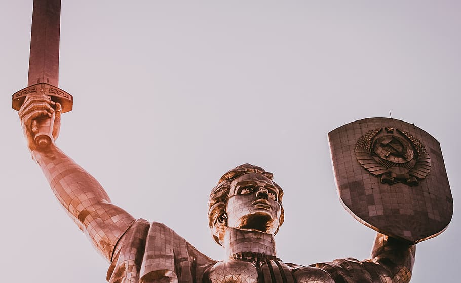 man holding shield and sword statue, sculpture, art and craft HD wallpaper
