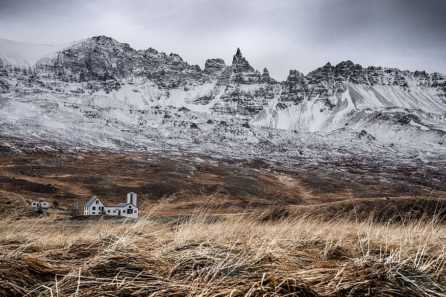 white concrete house near mountains, environment, beauty in nature HD wallpaper