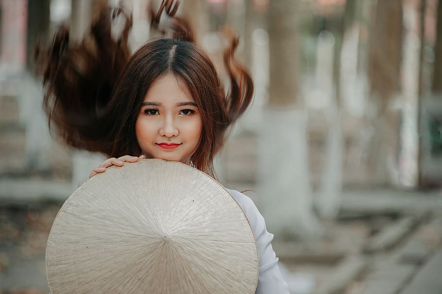 Selective Photography Woman Conical Hat: Bức ảnh này sẽ đưa bạn vào một chuyến phiêu lưu đầy hứng khởi, thưởng thức cả vẻ đẹp truyền thống của phụ nữ Việt Nam với chiếc nón lá truyền thống. Tận hưởng khung cảnh đỗi mới và trang trí desktop của bạn với hình ảnh nền này để mang lại sự mới mẻ cho ngày làm việc của mình!