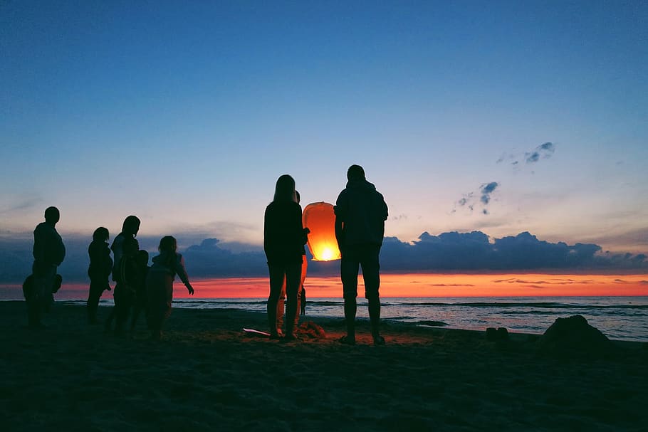 Silhouette of People by the Sea, adults, backlit, beach, blue HD wallpaper