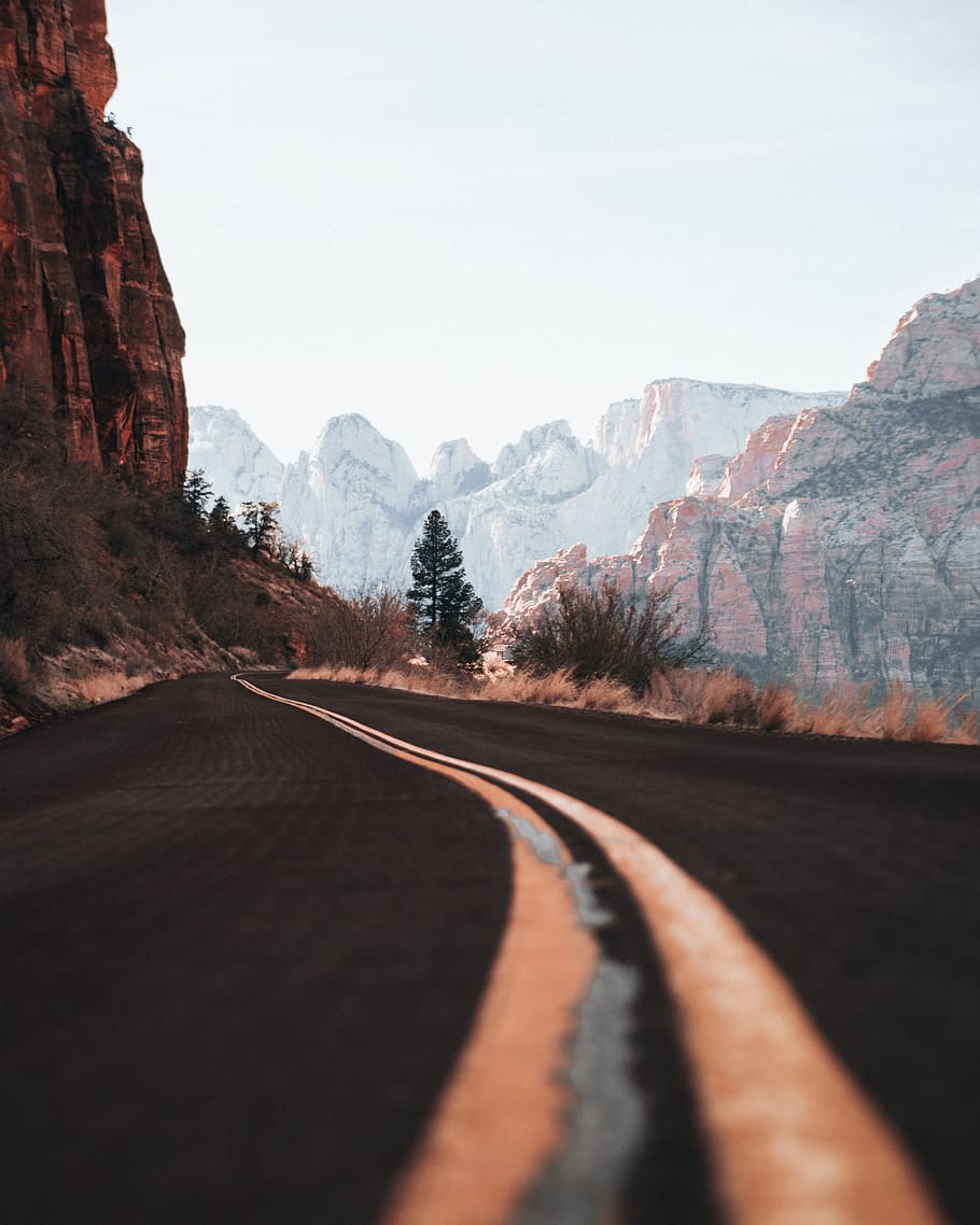 A curvy canyon highway in the day time with sandstone peaks in the background, HD wallpaper