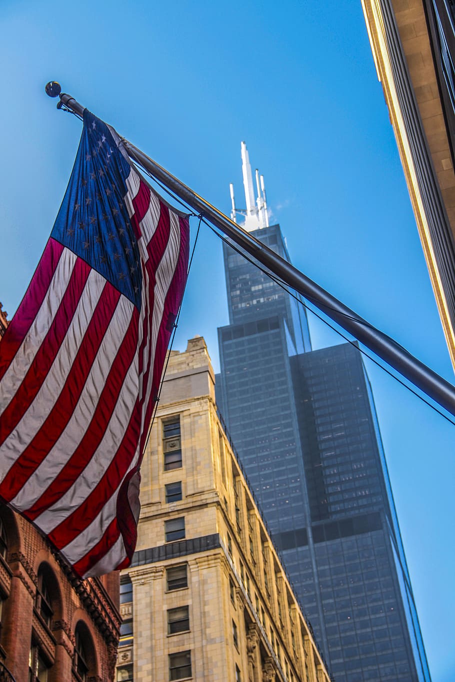 Build flags. Флаг Чикаго фото. Америка флаг на высотке. Chicago Flag in City.