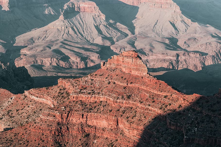 Crumbling red peak of grand canyon in sunlight and long shadows, HD wallpaper