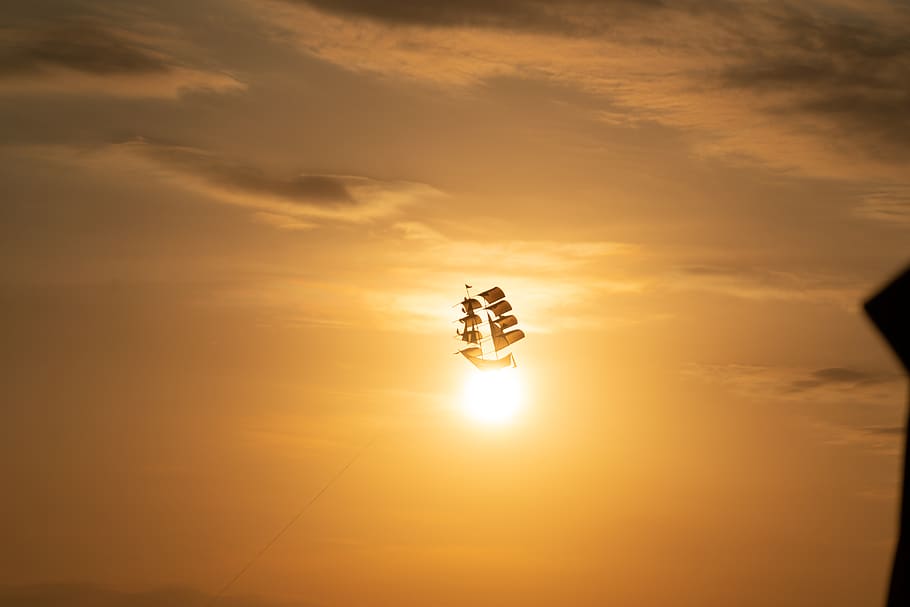 ship under white clouds digital wallpaper, kite, sun, flight HD wallpaper