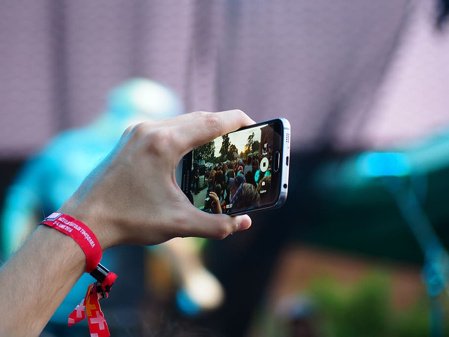 person using black smartphone, human hand, focus on foreground HD wallpaper