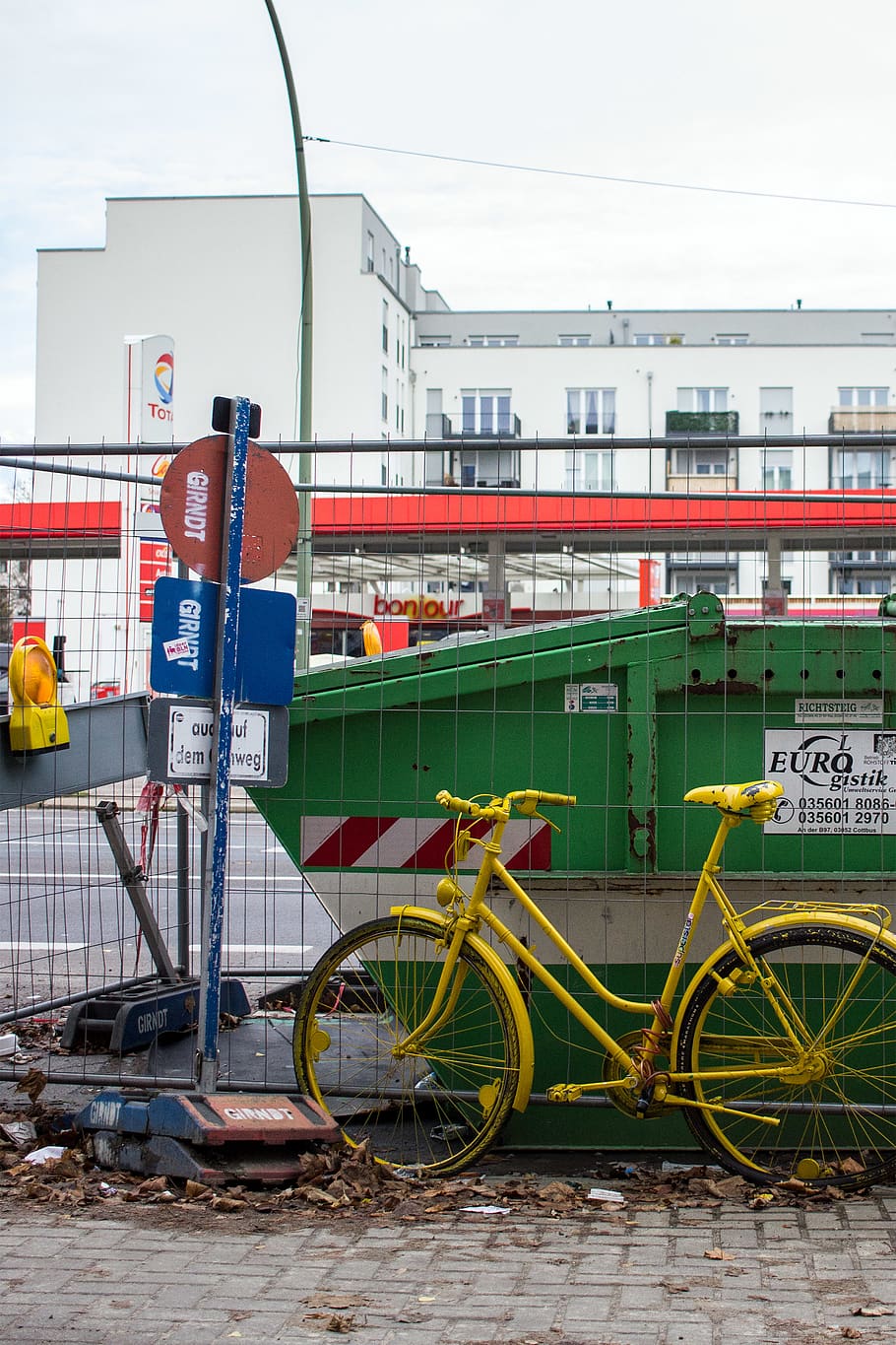 germany, berlin, construction side, urban, bike, yellow, green, HD wallpaper