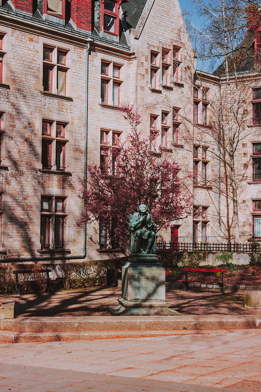 gray statue near tree during daytime, architecture, building exterior HD wallpaper