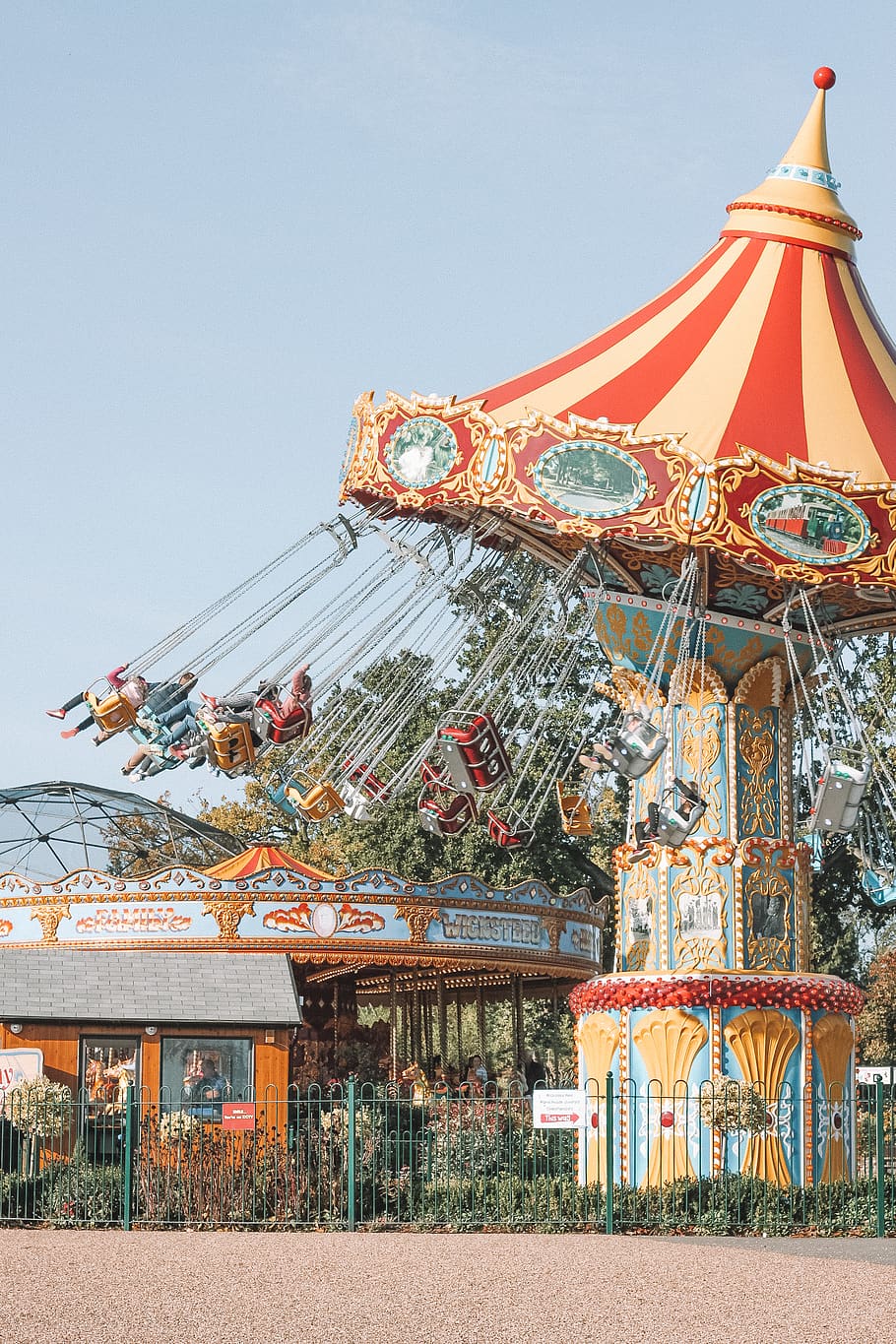 swing carousel under clear blue sky, amusement park, amusement park ride HD wallpaper
