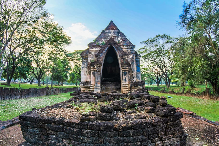 Gray Concrete Altar Between Green Trees, ancient, architecture HD wallpaper