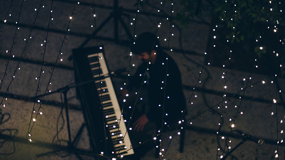 man playing keyboard, person, human, outdoors, leisure activities HD wallpaper