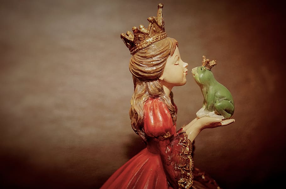 Woman Wearing Crown Holding Frog Figurine, blurred background HD wallpaper