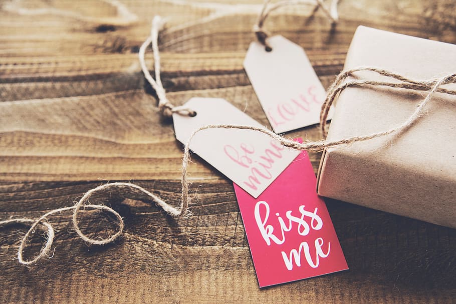 wooden, table, gift, wrap, tag, valentine, text, positive emotion HD wallpaper
