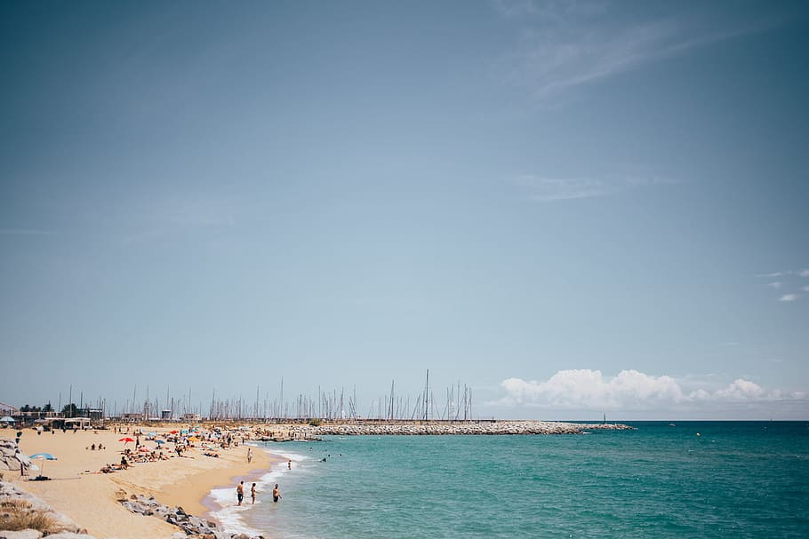Panoramic view of a Spanish beach with tourists on a bright sunny day, HD wallpaper