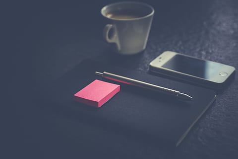 turned-off white iPhone 4 beside gray click pen, sticky note HD wallpaper
