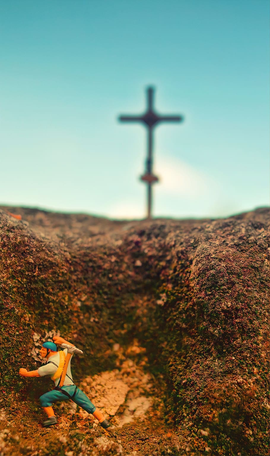 h0, figures, cross, summit, wanderer, mountaineer, rock, mini HD wallpaper