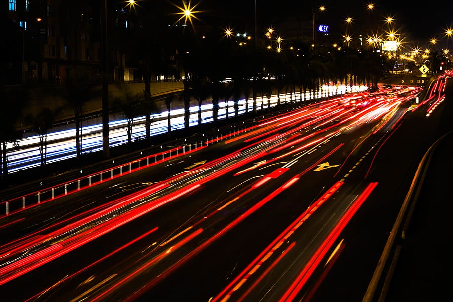 lights, red, white, street, night, cars, trees, signs, vía HD wallpaper