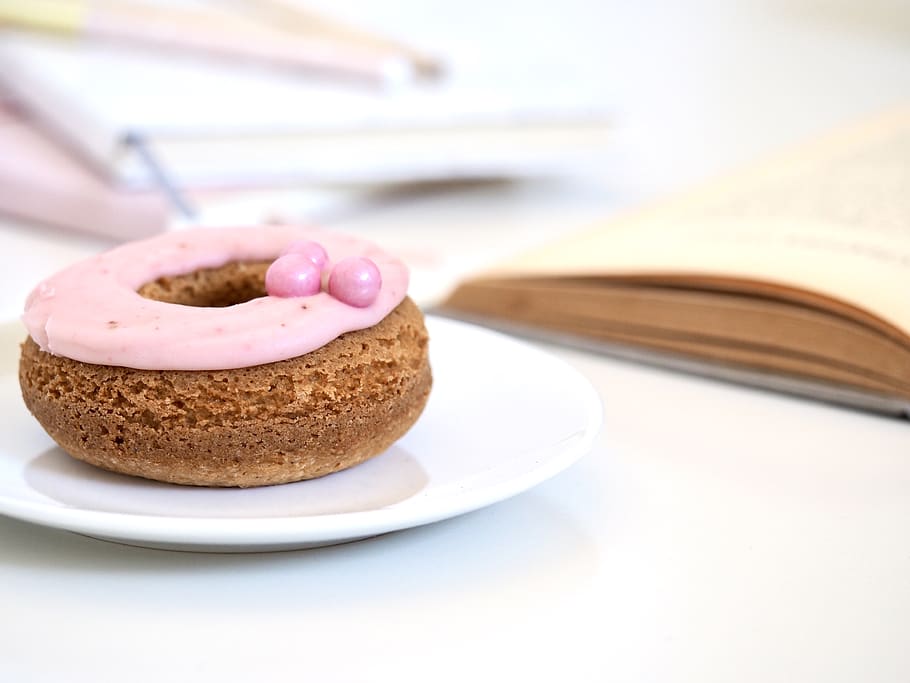 Doughnut on Plate, blurred background, bread, chocolate, close-up HD wallpaper