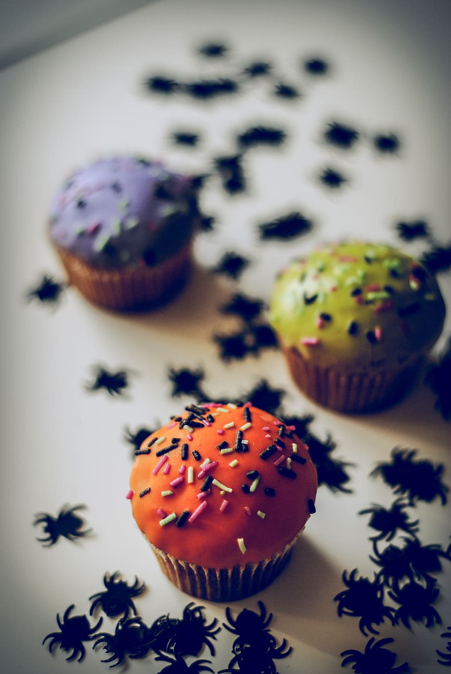 three cup cake on white surface, cream, creme, cupcake, dessert HD wallpaper
