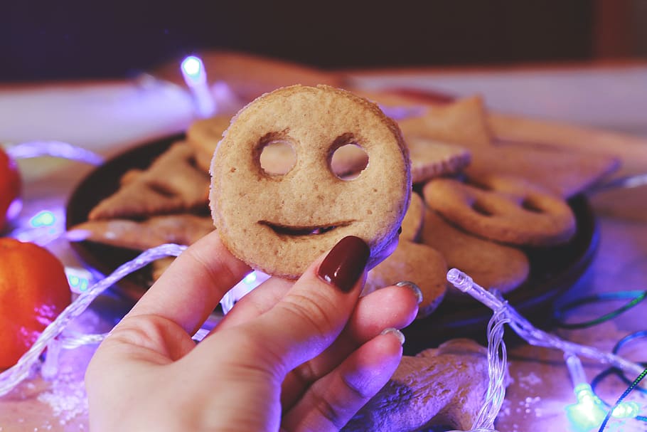 hand, manicure, red nails, new year, gingerbread, holiday, smile HD wallpaper