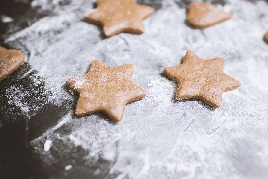 Freshly baked Christmas gingerbread, star shape, food and drink