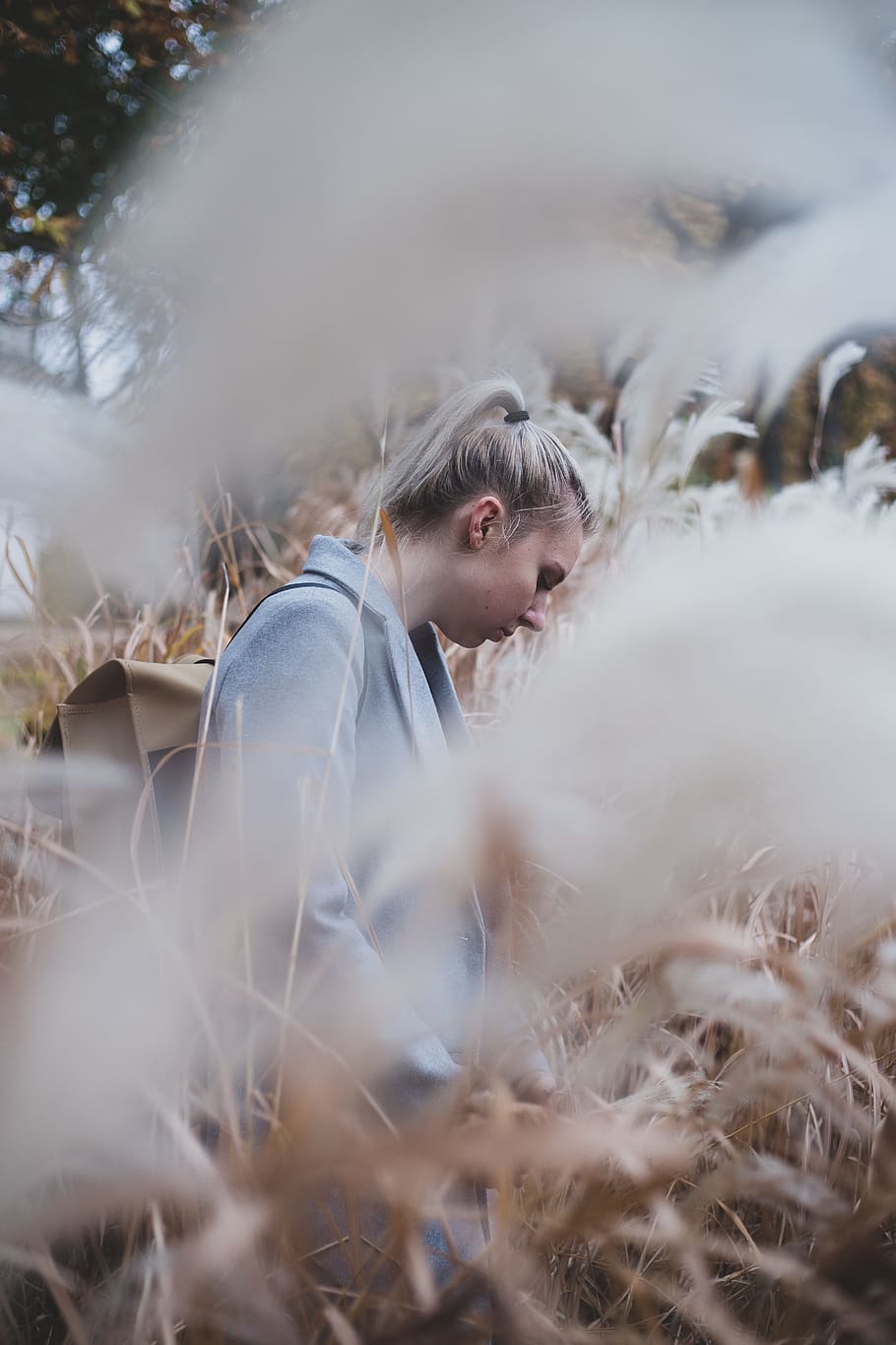 woman wearing white blazer surrounded by brown plants, blur, backpack HD wallpaper