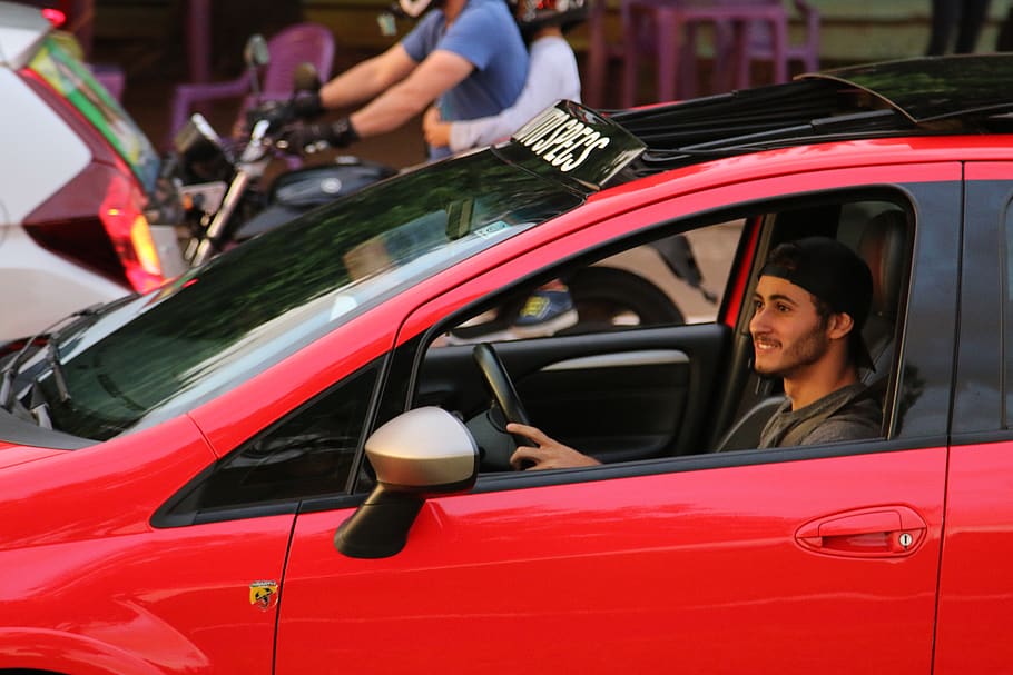 Young cars. Человек с машиной живые. Человек в машине. Тика машины с человеком. Sound young автомобиль.